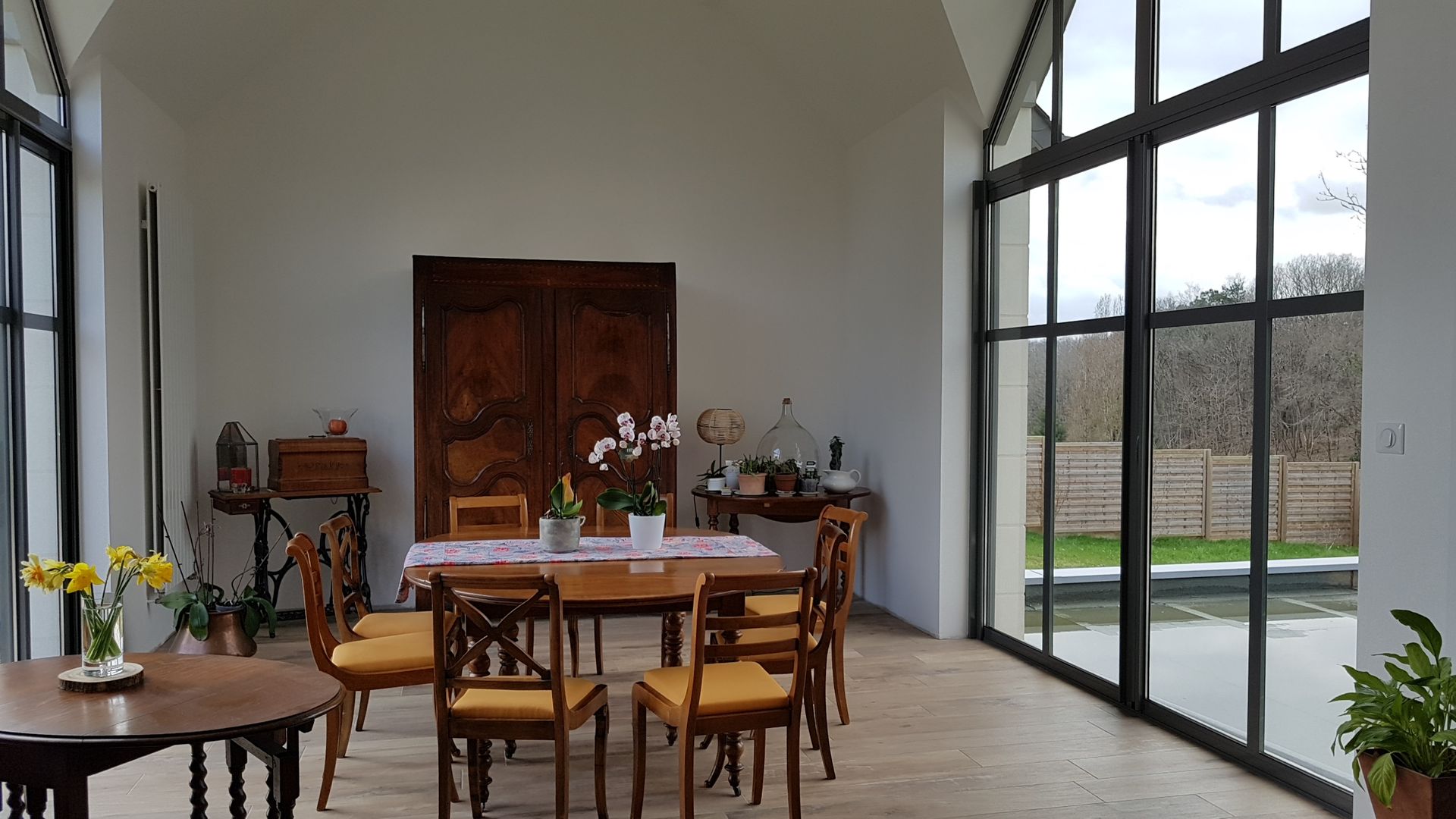 Rénovation d'intérieur pour un salon lumineux avec grande baie vitrée