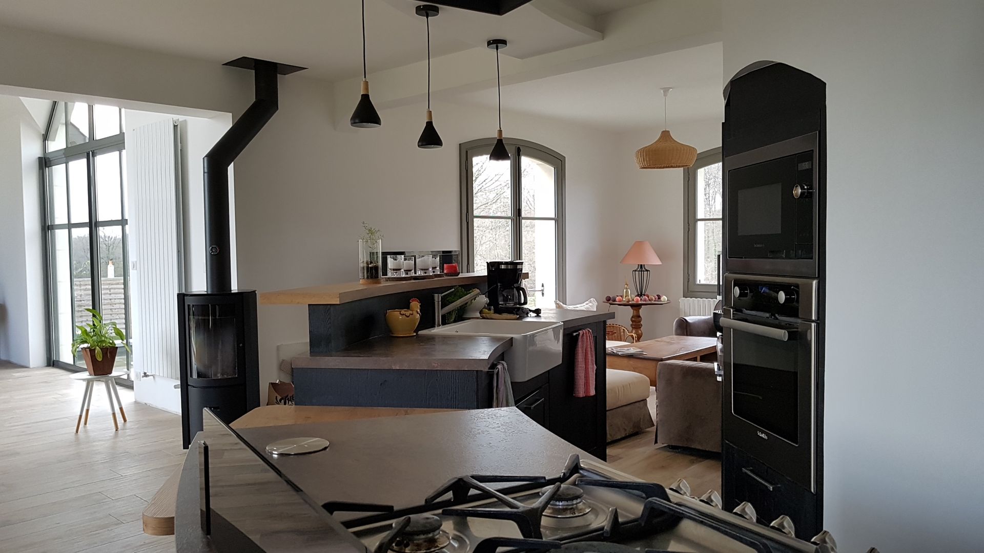 Cuisine rénovée avec double comptoir et électroménager encastré