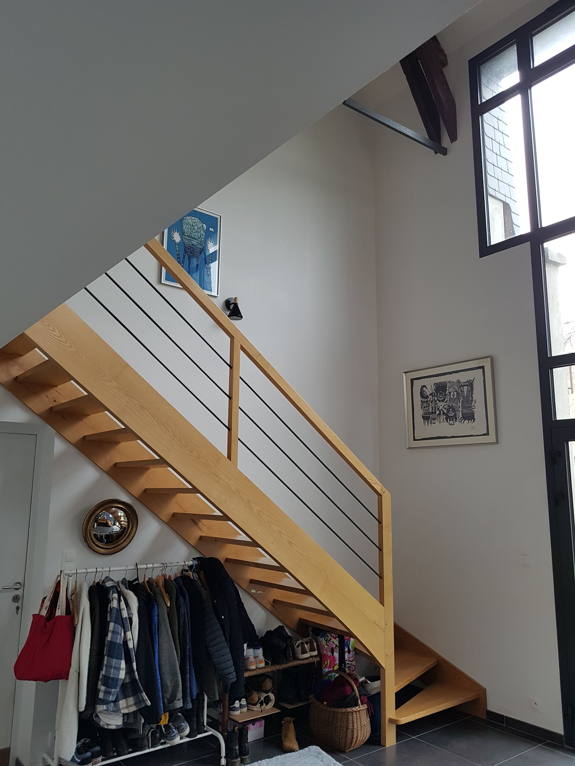 Escalier en bois mis en place pour rejoindre l'étage d'un espace aménagé en grange