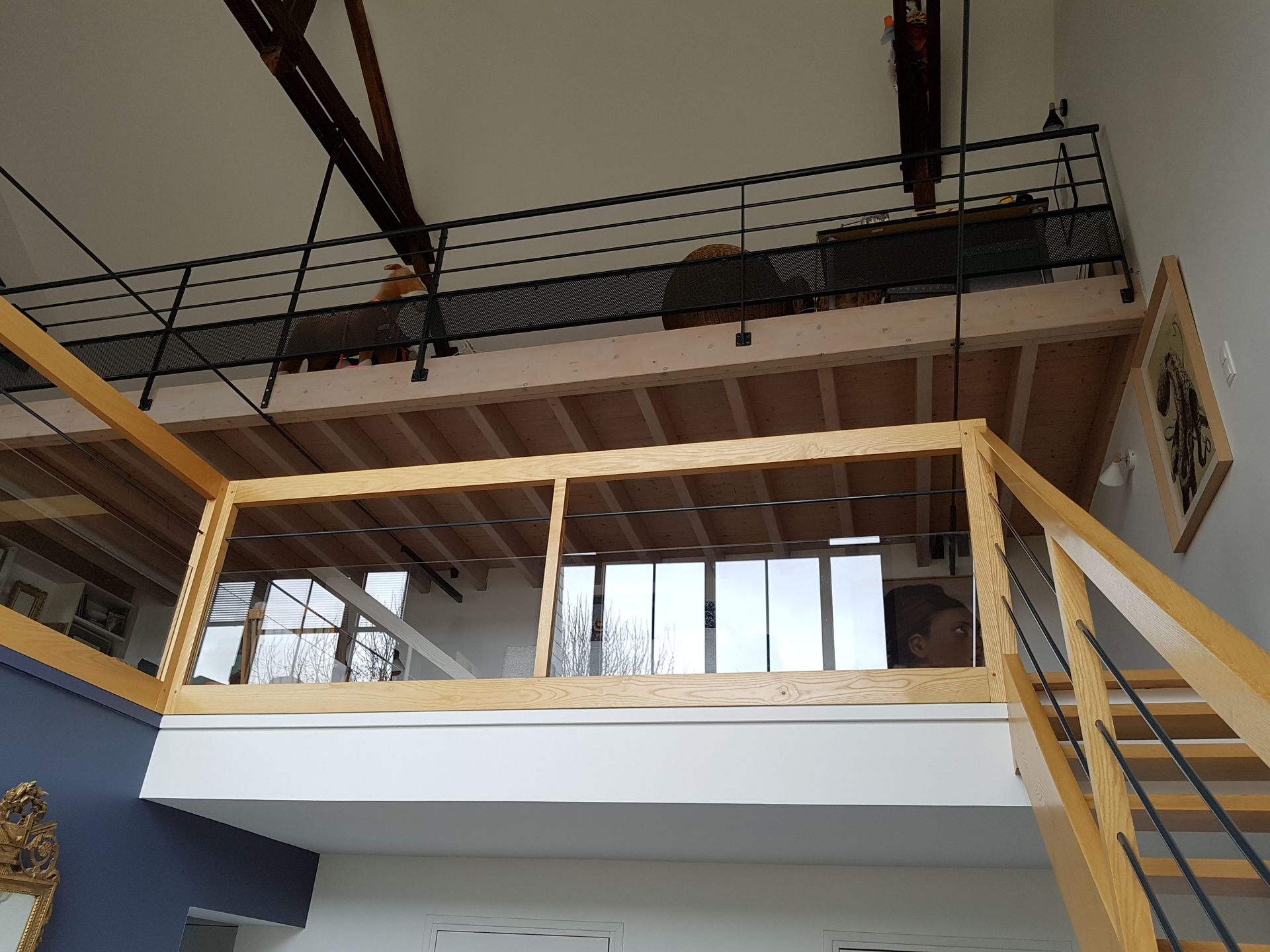 Escalier en bois et garde-corps vitré pour le premier étage d'une grange rénovée