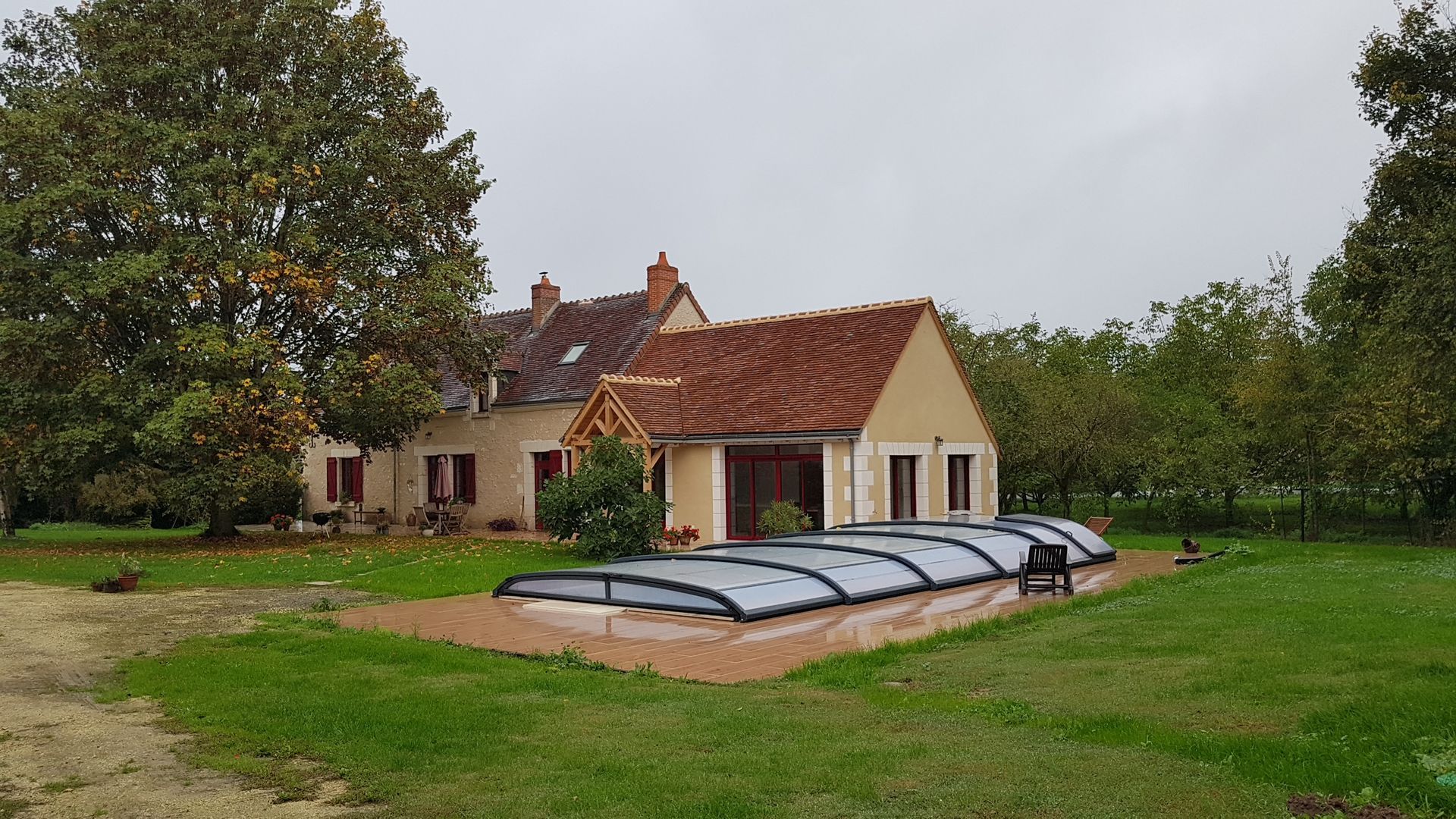 Extension d'une maison de campagne avec piscine couverte