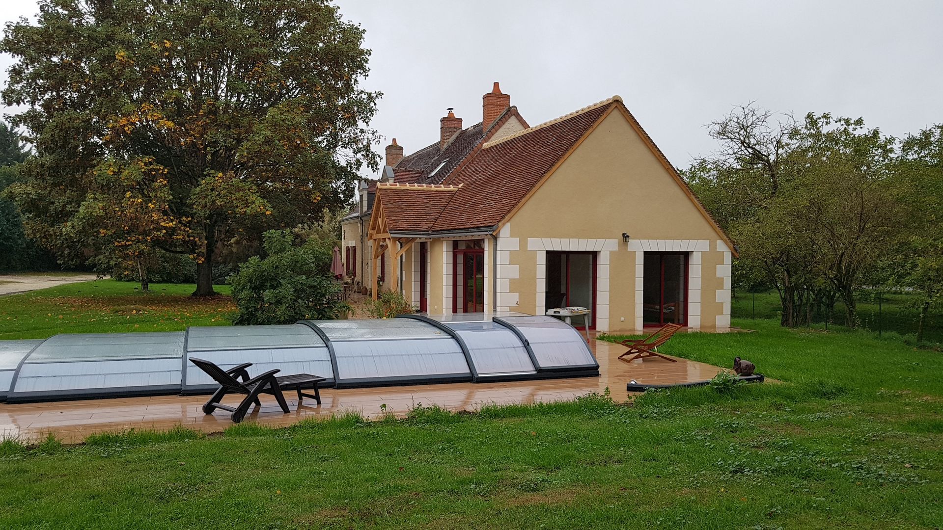 Extension de maison et piscine créées lors de travaux de rénovation en maison individuelle