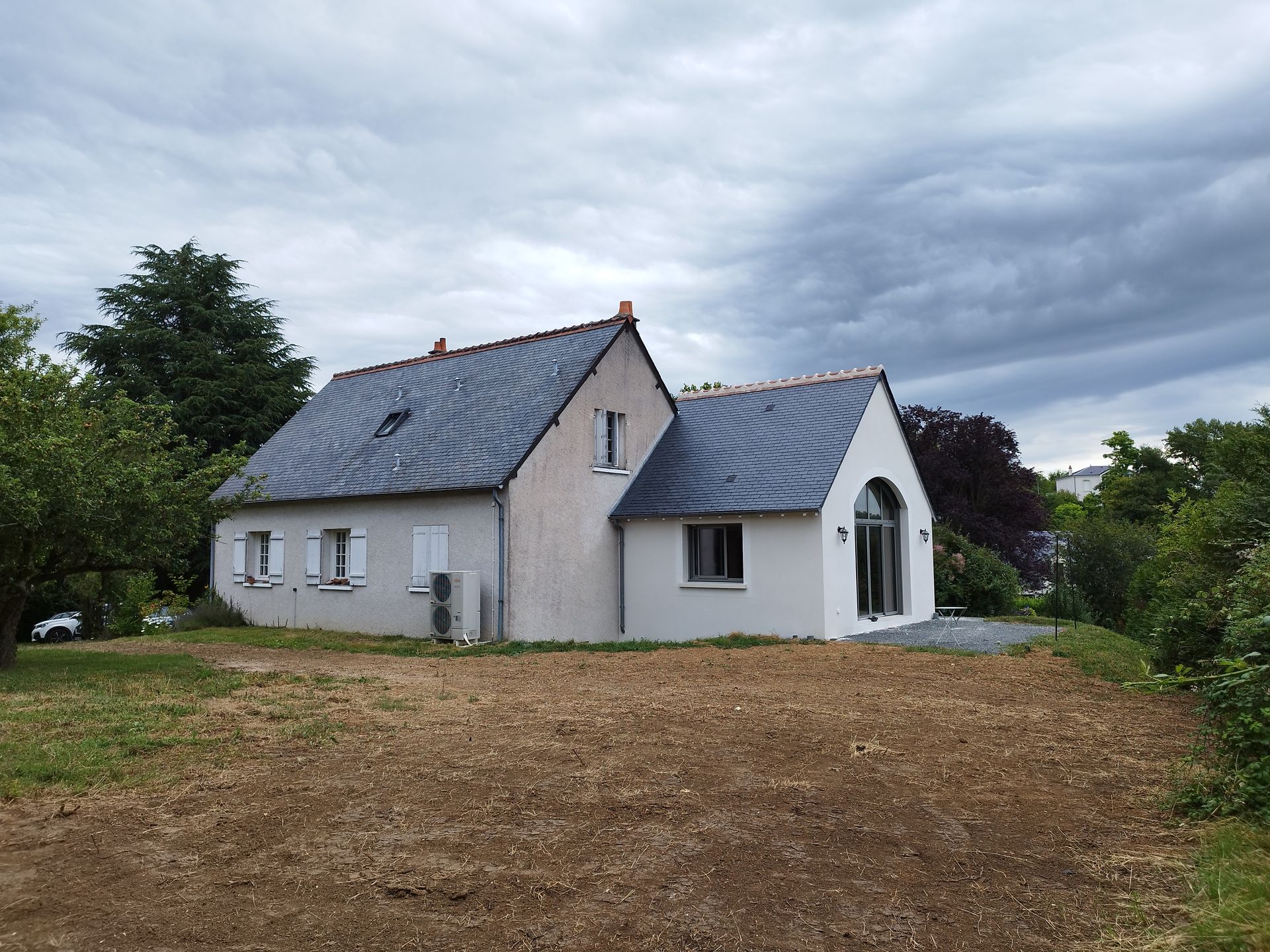 Maison individuelle avec jardin proposant une extension de maison à gauche
