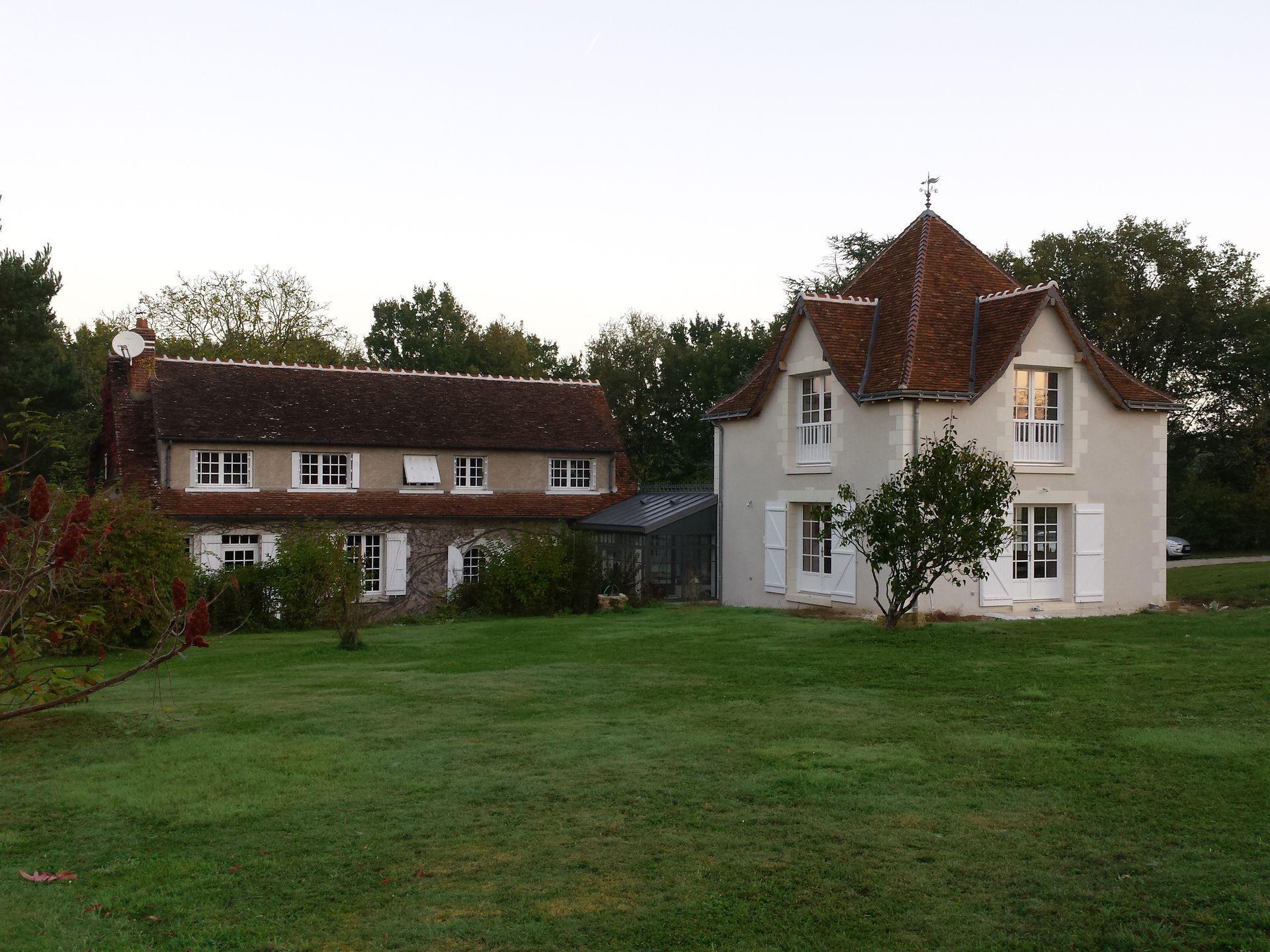 Extension indépendante construite à droite d'une maison de campagne