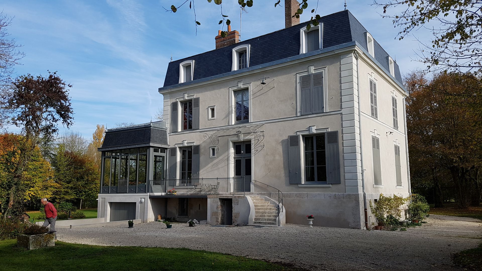 Maison de campagne à deux étages rénovée avec l'ajout d'une extension de maison