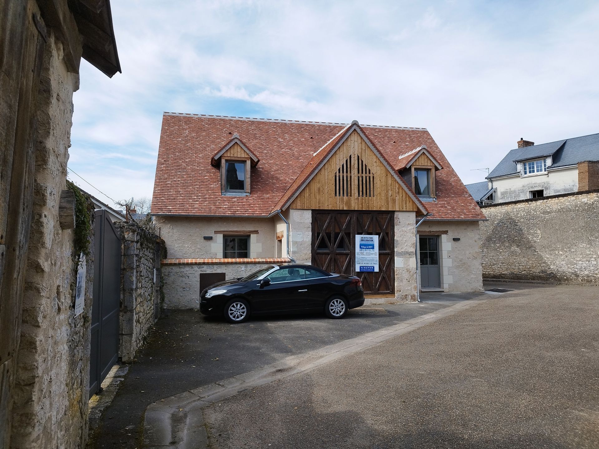 Grange réhabilitée avec toiture, bardage et façade nettoyée