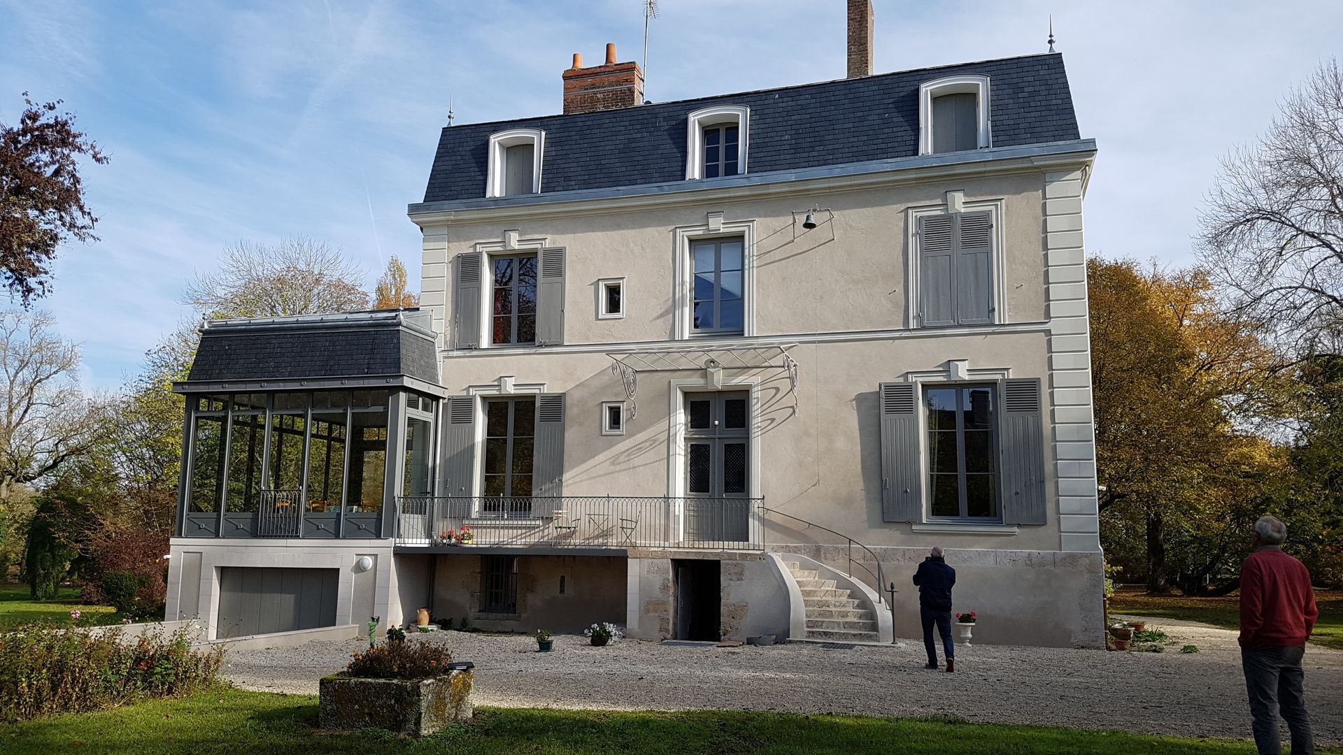 Ajout d'une extension de maison reprenant l'esthétique de la maison de campagne d'origine