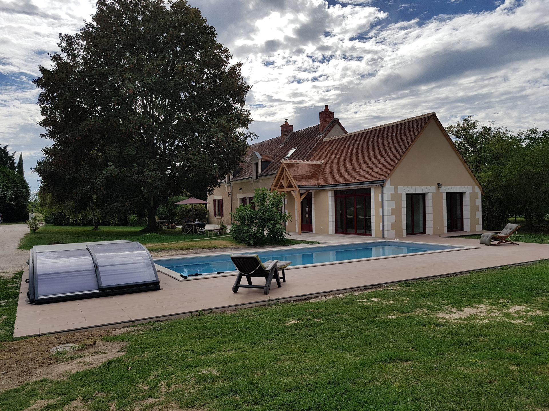 Maison de campagne rénovée avec ajout d'une vaste extension de maison à droit de la maison et piscine devant