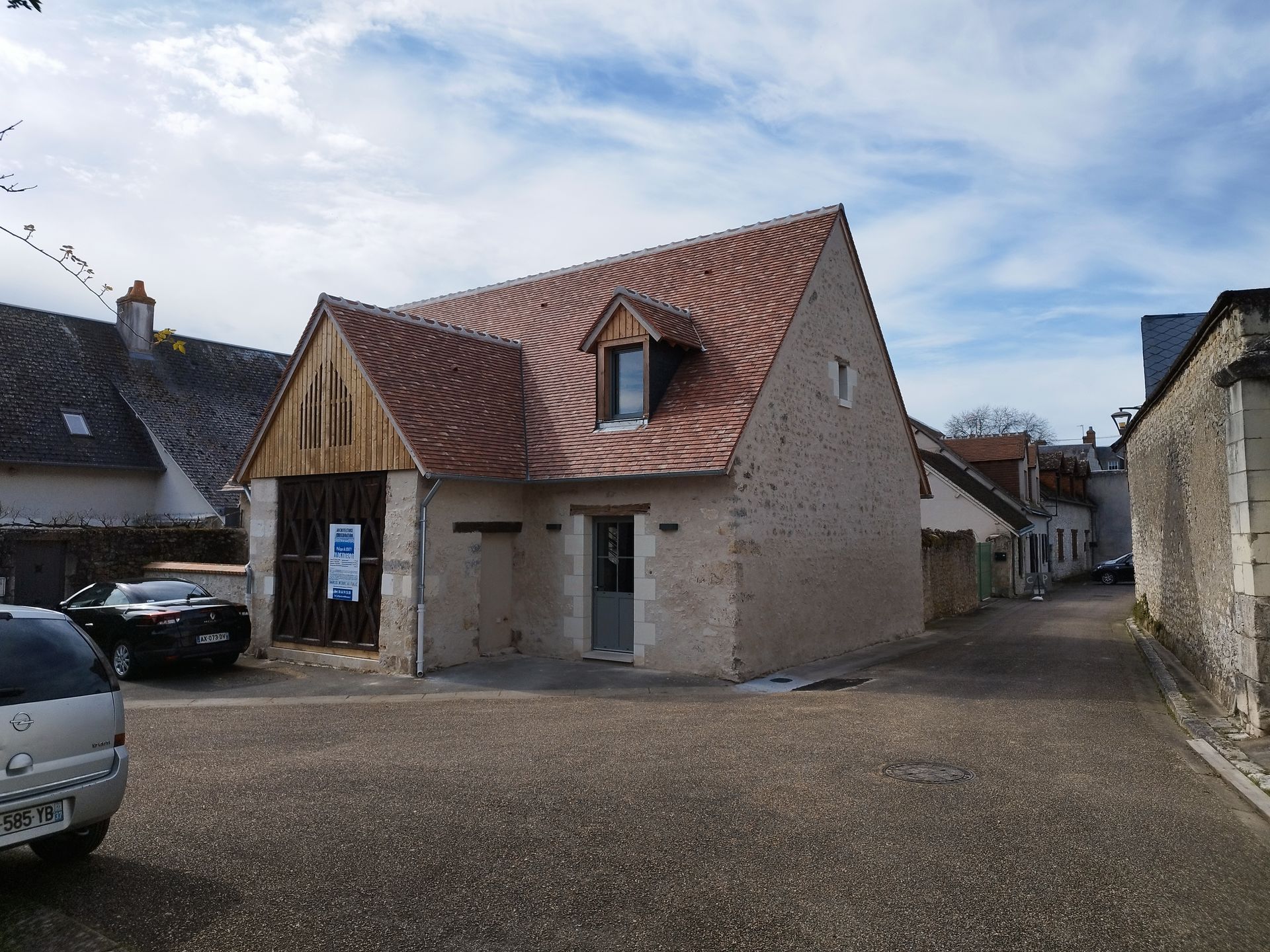 Travaux finis de réhabilitation d'une grange avec rénovation extérieure : toit et façades