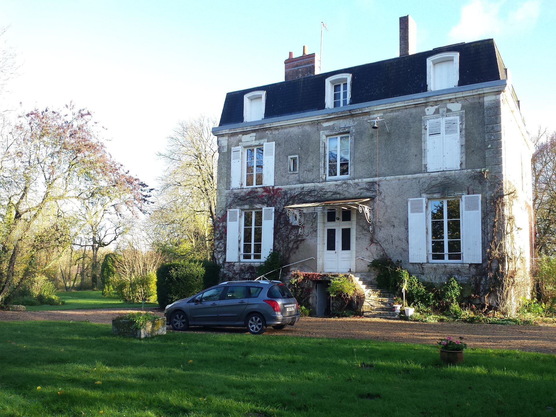 Maison de campagne de deux étages 