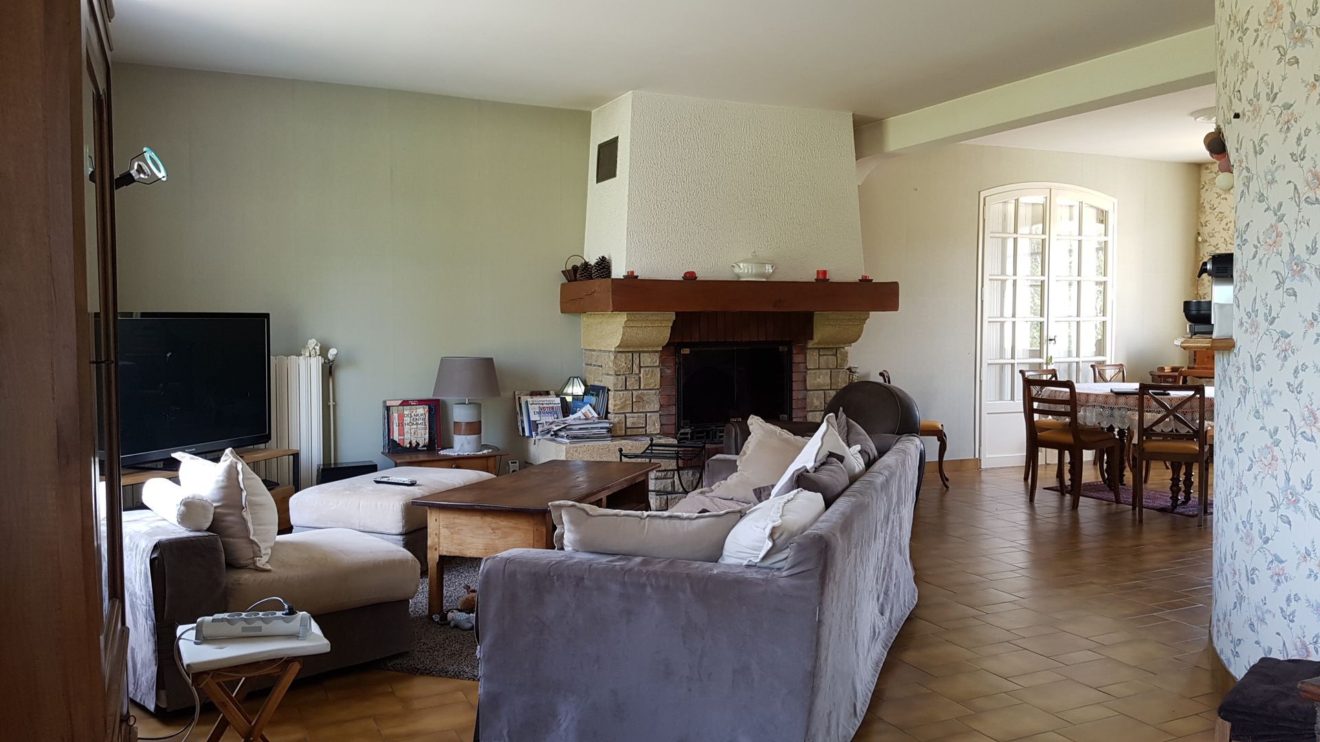 Salon d'une maison traditionnelle avec cheminée à rénover