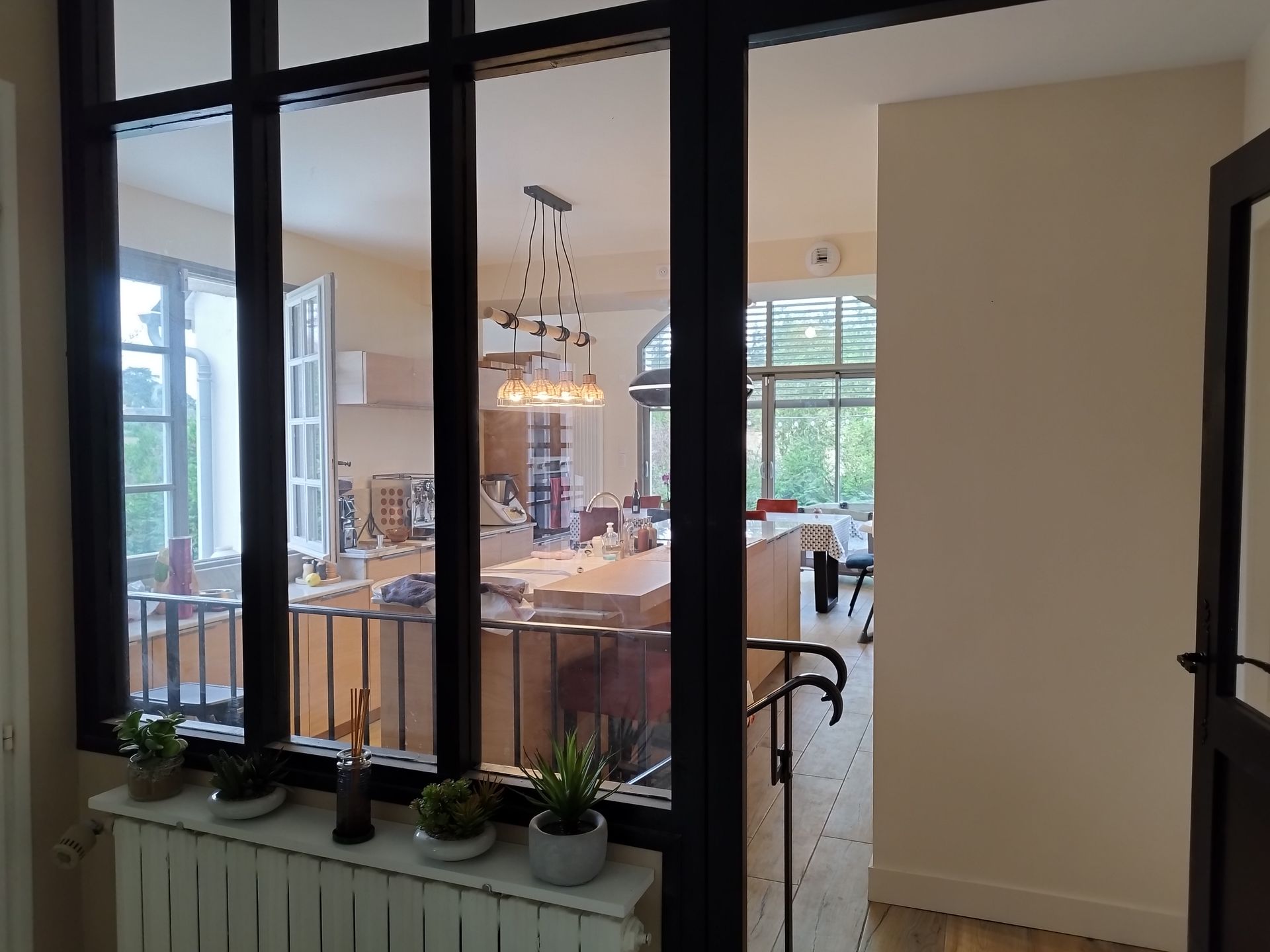Verrière intérieure donnant sur une cuisine dans le cadre d'une rénovation