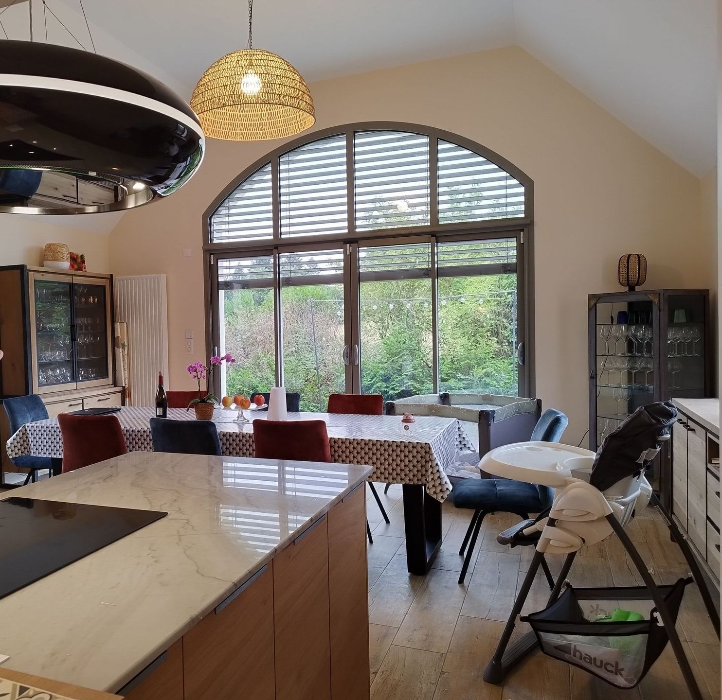 Cuisine aménagée avec grande baie vitrée