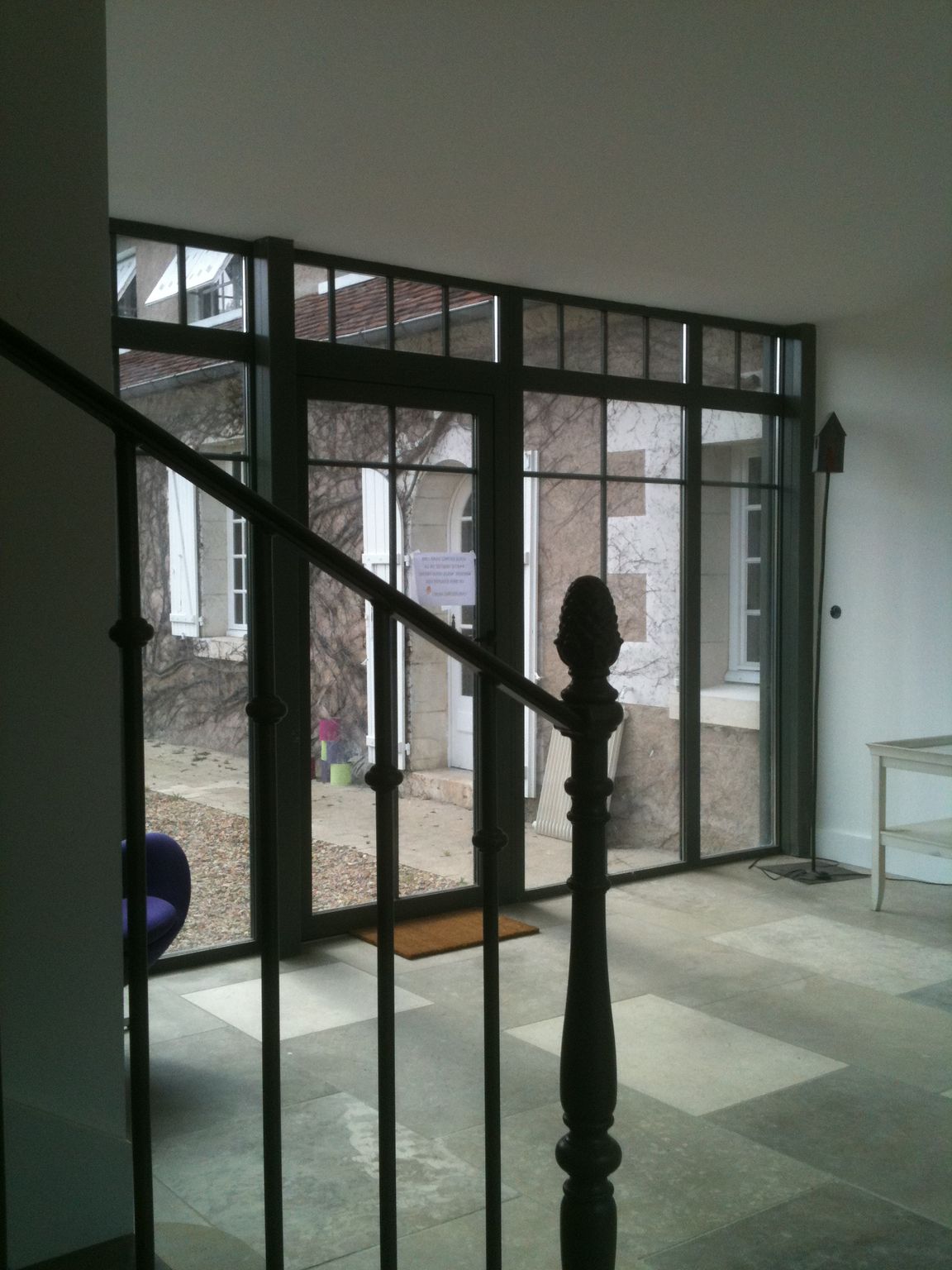 Baie vitrée derrière un escalier dans une extension