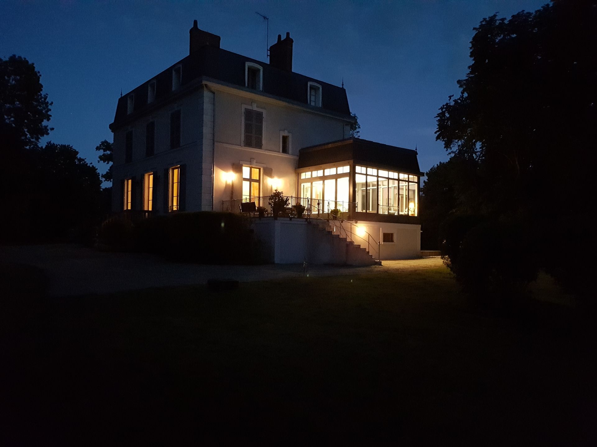 Maison de campagne avec sa nouvelle extension de maison éclairée de nuit