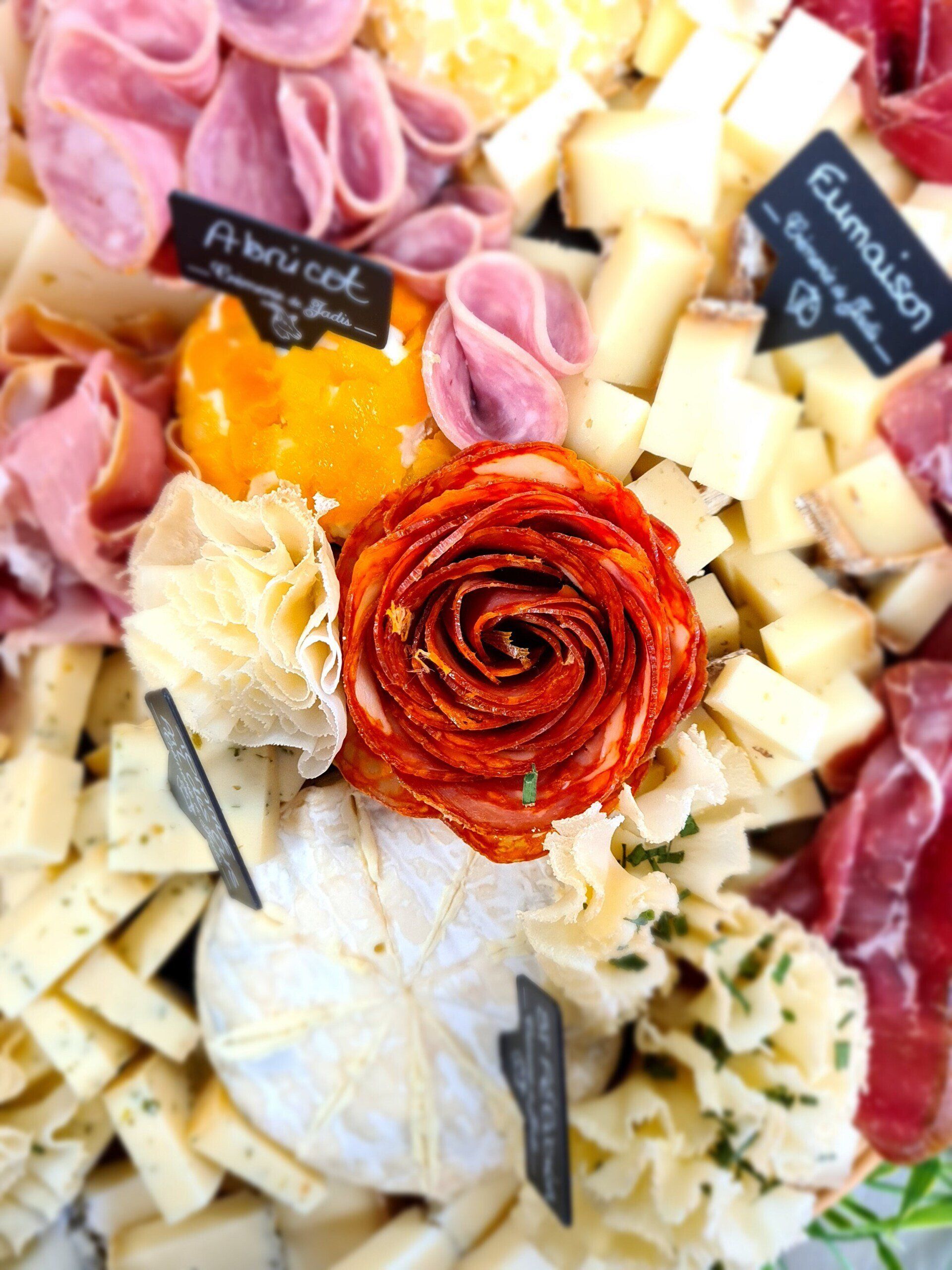Assiette de fromage avec une rose de charcuterie