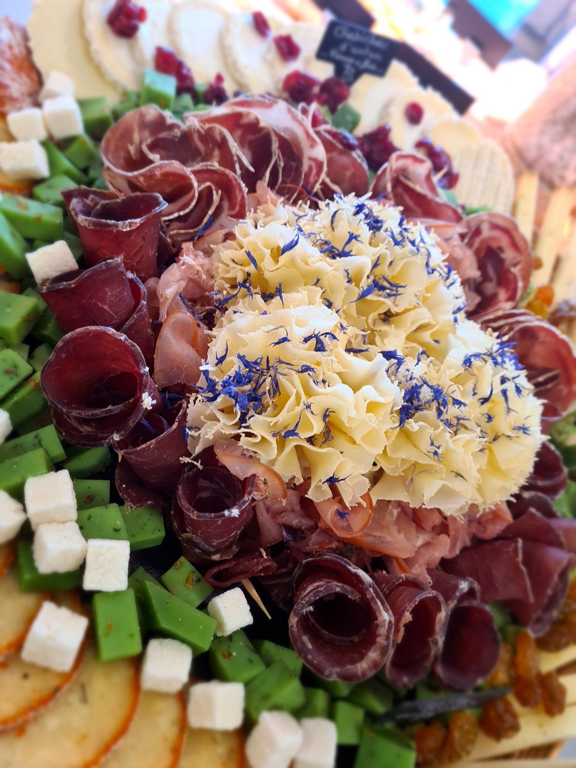 Assiette de fromage avec des cubes d'avocat