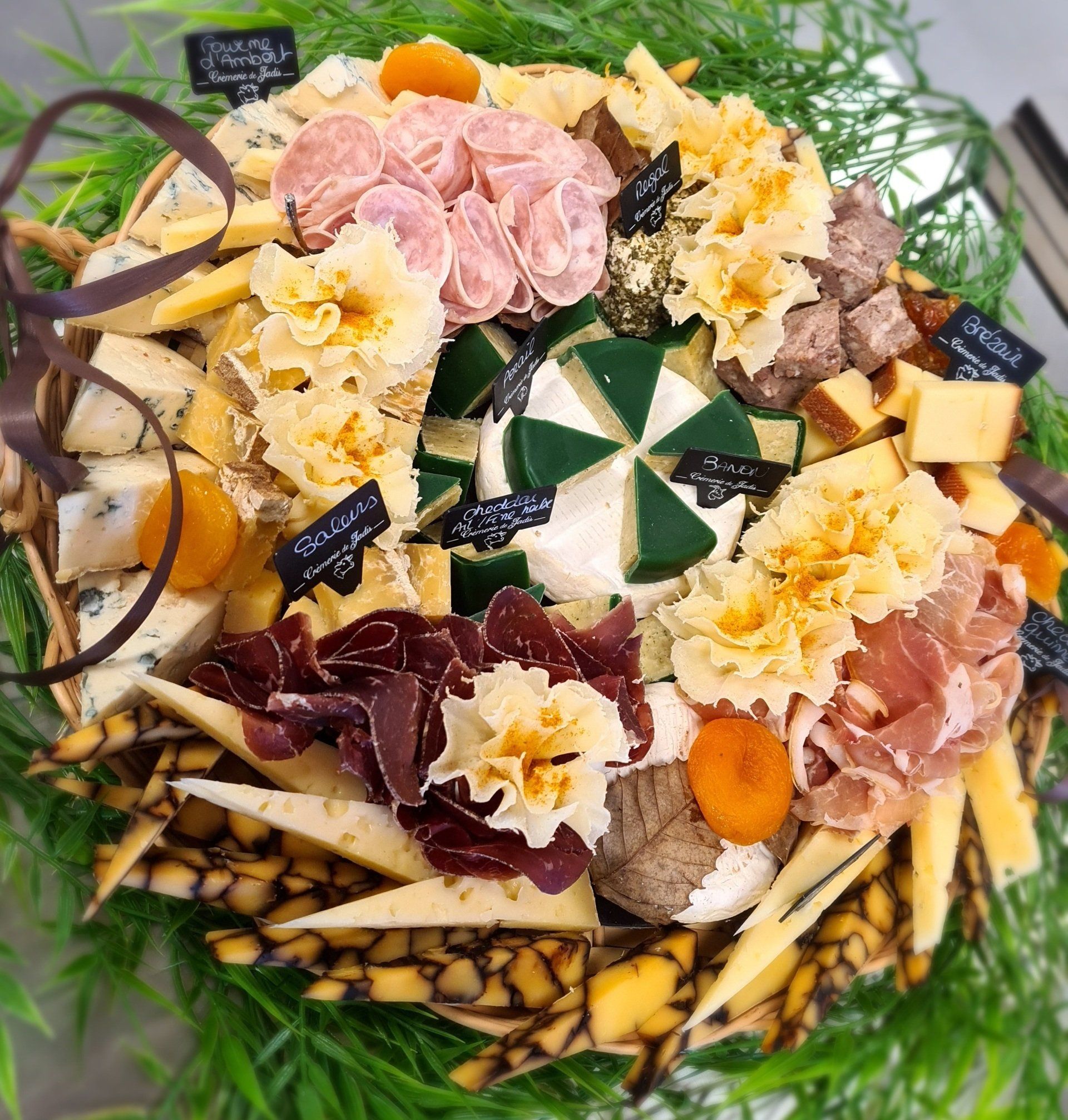 Assiette de fromage avec des abricots