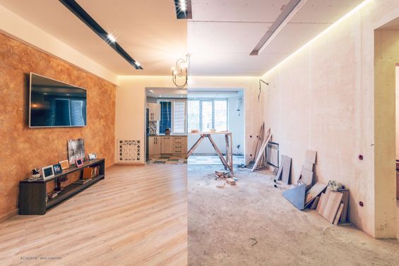 Vorher-Nachher-Bild eines Zimmers vor und während der Sanierung