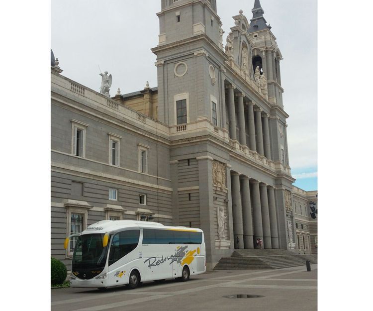 Autocar en visita a La Almudena de Madrid