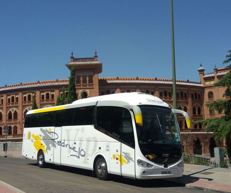 Autocar en visita a la plaza de toros de Madrid