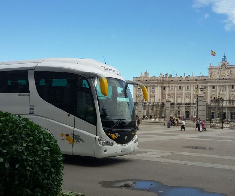 Autocar en visita al palacio Real de Madrid