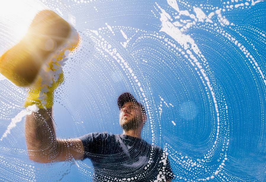 Mann reinigt die Fenster | Glasreinigung | Fenster putzen | Ingersheim