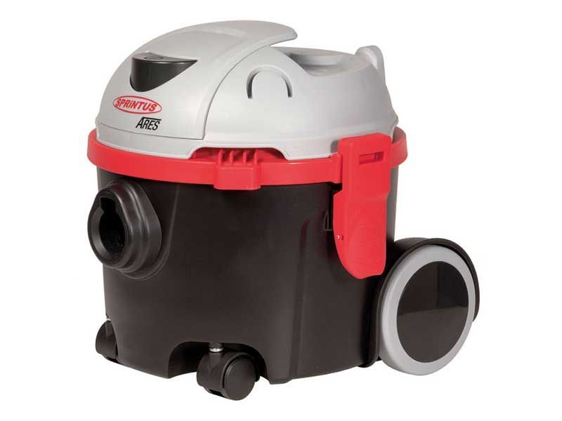 Ein schwarz-roter Staubsauger mit Rädern auf weißem Hintergrund