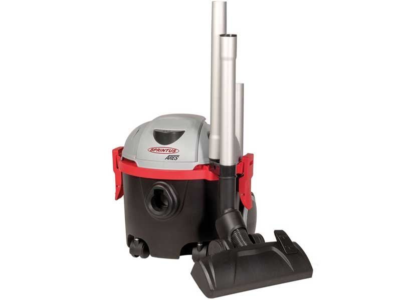 Ein Staubsauger mit einer daran befestigten Bürste auf einem weißen Hintergrund.