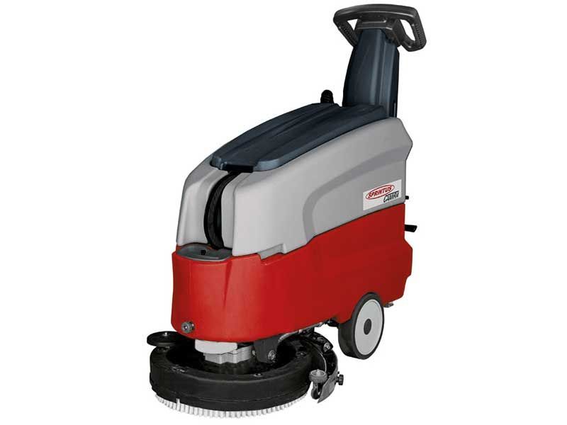 Eine rot-graue Maschine mit Rädern auf weißem Hintergrund.