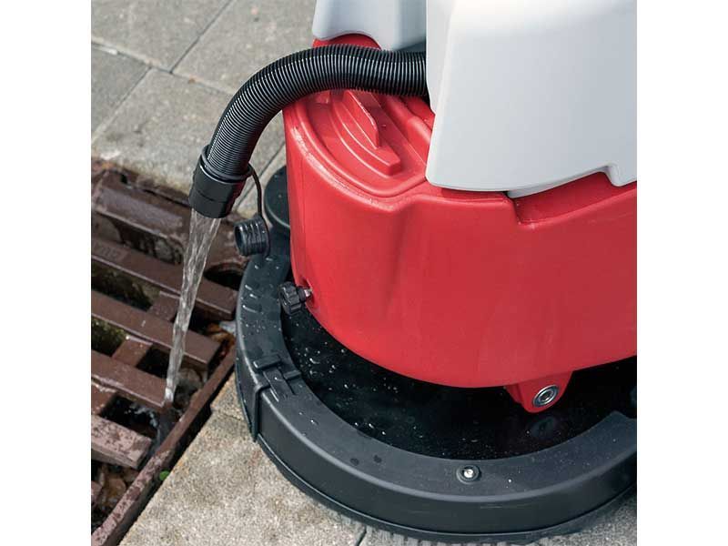 Eine rot-weiße Maschine wird zum Reinigen eines Abflusses verwendet