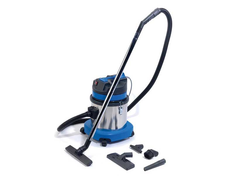 Ein blauer Staubsauger aus Edelstahl mit Aufsätzen auf weißem Hintergrund.