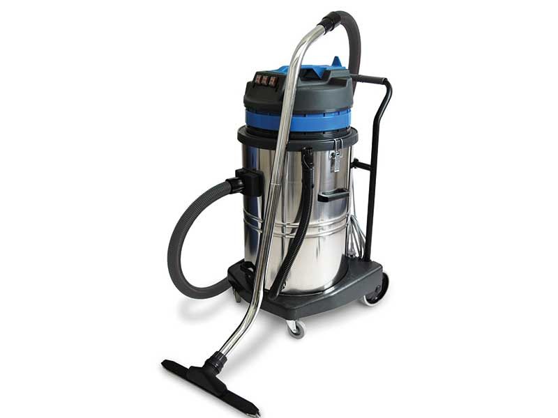 Ein Staubsauger aus Edelstahl steht auf einer weißen Oberfläche.