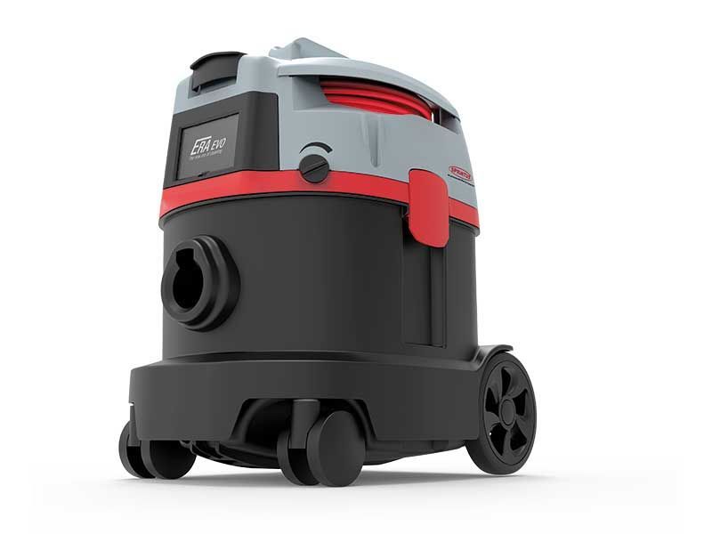 Ein schwarz-roter Staubsauger mit Rädern auf weißem Hintergrund.