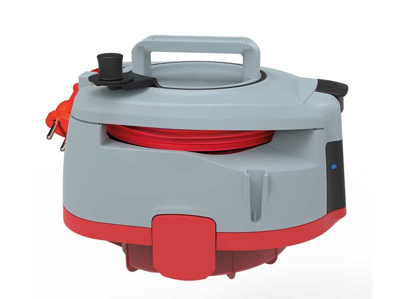 Ein grau-roter Staubsauger mit einem daran befestigten roten Kabel