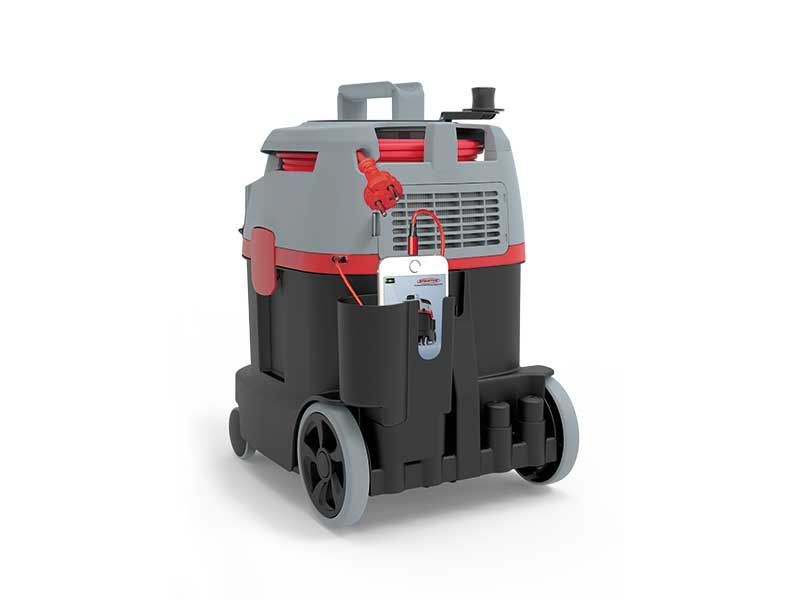 Ein schwarz-roter Staubsauger mit Rädern auf weißem Hintergrund.