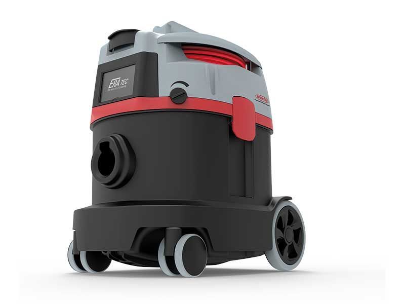 Ein schwarz-roter Staubsauger mit Rädern auf weißem Hintergrund.