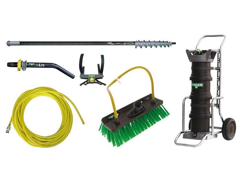 Ein Schlauch, eine Bürste und ein Wagen sind auf einem weißen Hintergrund dargestellt.