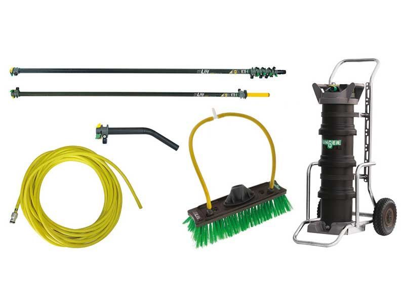 Ein Schlauch, ein Besen und ein Wagen sind auf einem weißen Hintergrund dargestellt