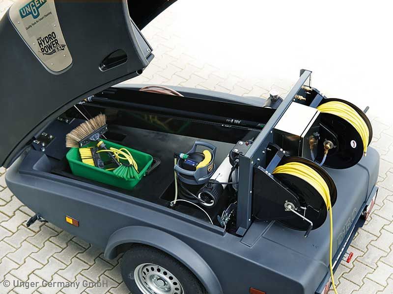 Ein Auto mit offenem Kofferraum und einem grünen Eimer auf der Rückseite