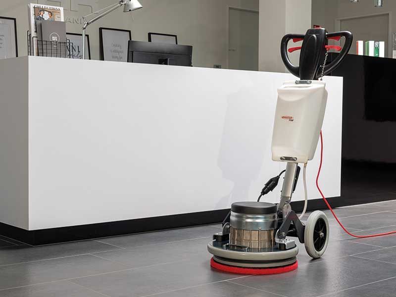 Vor einer Theke steht eine Maschine auf dem Boden.