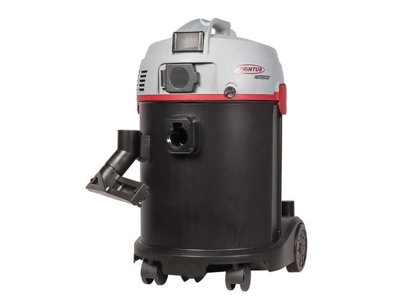 Ein schwarz-roter Staubsauger mit Rädern auf weißem Hintergrund.