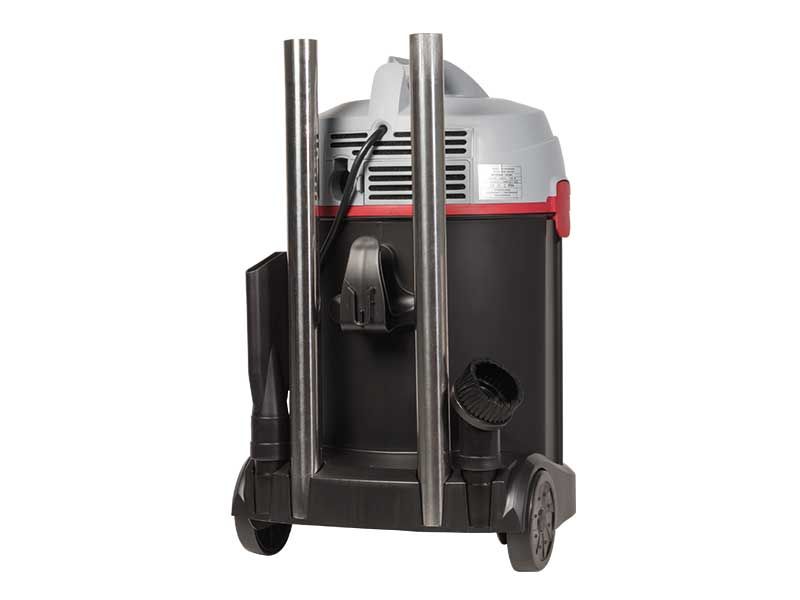 Ein schwarz-roter Staubsauger mit Rädern auf weißem Hintergrund.