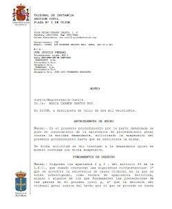 Página de un documento legal español procedente de un tribunal, con escudos en la parte superior e inferior y texto que detalla una resolución judicial.