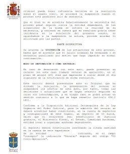 Página de un documento legal español procedente de un tribunal, con escudos en la parte superior e inferior y texto que detalla una resolución judicial.