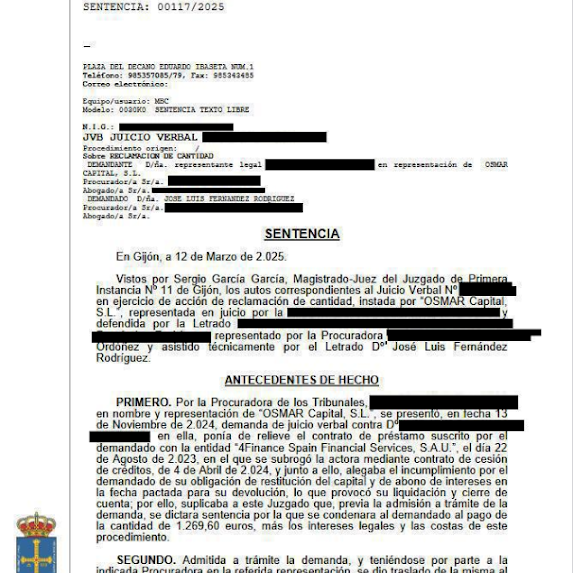 Documento judicial español con sentencia oficial y líneas de texto censuradas.