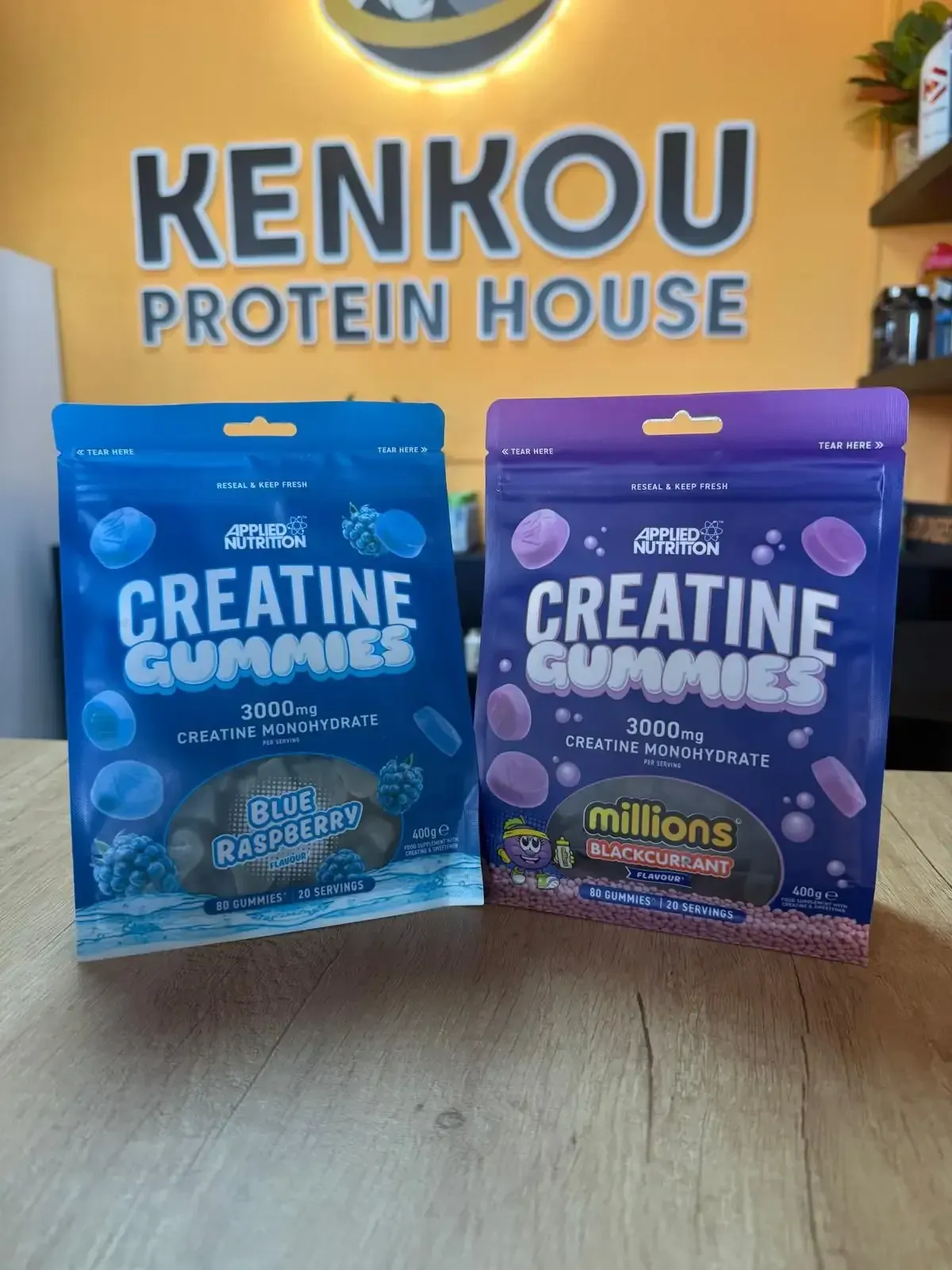 Cucarachas arrastrándose sobre migas y baldosas en el piso cerca de una pared.