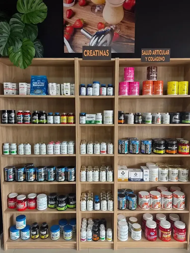 Cucarachas arrastrándose sobre migas y baldosas en el piso cerca de una pared.