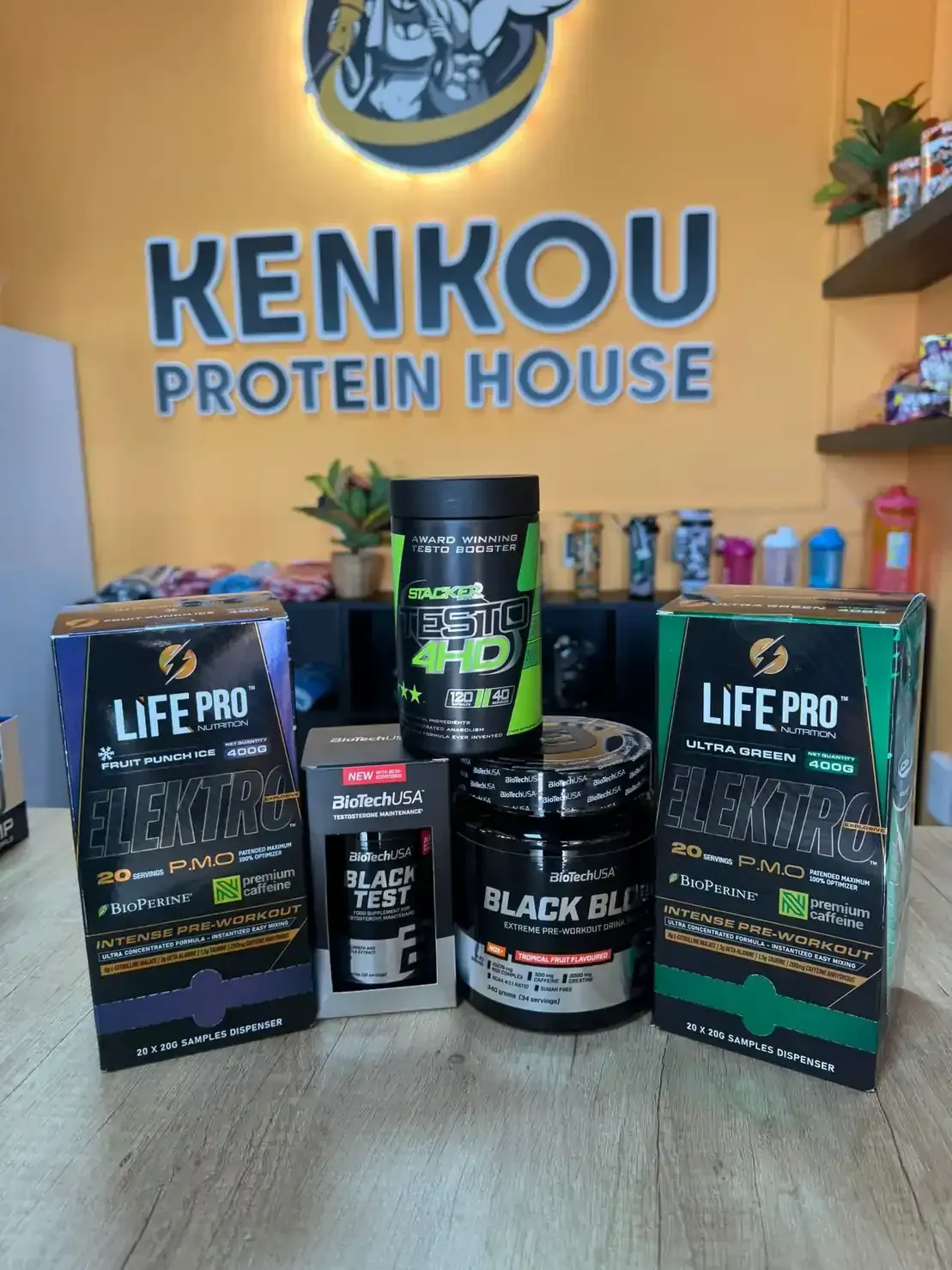 Hombre rociando pesticida sobre plantas, usando equipo de protección: máscara, gafas protectoras, guantes