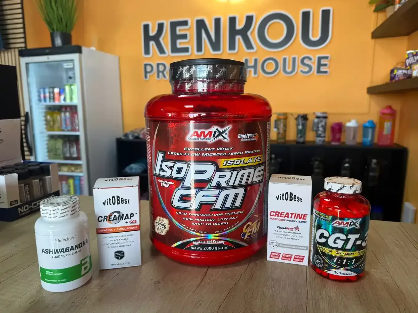 Cucarachas arrastrándose sobre migas y baldosas en el piso cerca de una pared.